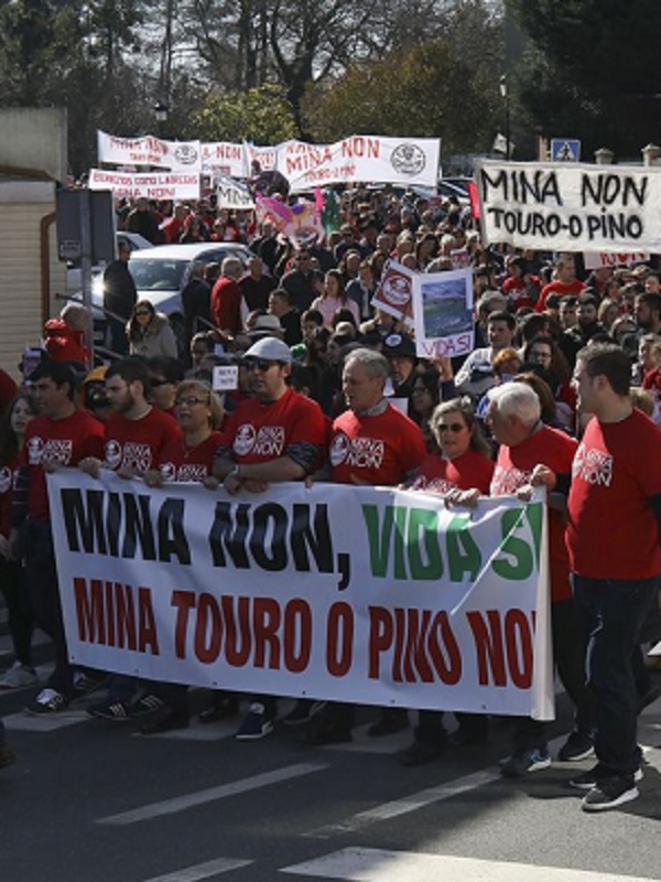 Milleiros de persoas se manifestan en Santiago contra a mina