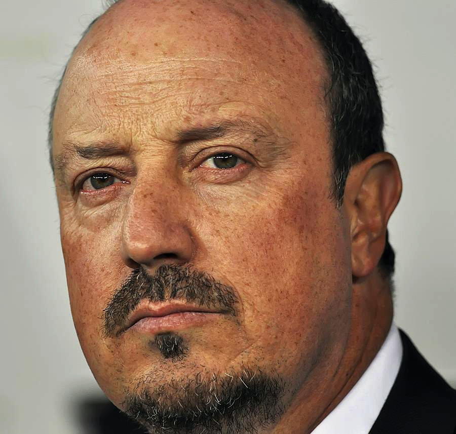 Rafa Benítez, despedido do Panathinaikos tras unha breve e decepcionante etapa en Grecia O técnico madrileño, de 65 anos, non chegou a cumprir unha tempada no banquiño do club ateniense, que xa tería elixido a Igor Biscan como substituto ATENAS — O Panathinaikos destituíu a Rafa Benítez como adestrador, poñendo fin a unha etapa que apenas durou uns meses e que non cumpriu as expectativas depositadas no técnico español. A súa saída produciuse tras unha serie de malos resultados que afastaron ao histórico club grego dos postos de Liga de Campións . O adestrador madrileño chegou a Atenas en outubro de 2025 cun contrato de dous anos e medio que o convertía no técnico mellor pagado da Superliga de Grecia, cun salario de case 4,5 millóns de euros por tempada . Con todo, a revolución prometida nunca se materializou. Uns números que condenaron ao técnico O balance de Benítez á fronte do Panathinaikos foi claramente insuficiente para un club da súa historia e ambicións. En 25 partidos disputados en todas as competicións, o equipo só conseguiu 13 vitorias, un rexistro que deixa o conxunto heleno na quinta posición da liga, a 16 puntos do liderado . Cando Benítez colleu as rendas do equipo, o Panathinaikos estaba a oito puntos dos postos de cabeza. Esa distancia non só non se reduciu, senón que se duplicou durante a súa estancia no banquiño . O club, que non remataba por debaixo do quinto posto desde a tempada 2018-2019, viu como as opcións de regresar á Liga de Campións se esvaecían . Problemas no vestiario e falta de adaptación Os problemas de Benítez non foron só numéricos. Segundo diversas fontes, o técnico español perdeu parte do respaldo do vestiario. Algúns xogadores manifestaron o seu descontento cos métodos de adestramento e coa preparación táctica do equipo, algo especialmente sorprendente nun técnico coa reputación de meticuloso que caracterizou a Benítez ao longo da súa carreira . Os medios gregos chegaron a informar de que a directiva deulle un ultimato ao adestrador, condicionando a súa continuidade aos resultados ante o Viktoria Plzen na Europa League e contra o OFI Creta na liga . A vitoria non chegou e o club decidiu executar a súa destitución. Biscan, o elixido para substituílo O Panathinaikos non perdeu tempo na busca dun substituto. Igor Biscan, exfutbolista croata que xogou ás ordes de Benítez no Liverpool durante a época dourada dos 'reds', é o nome que manexan os dirixentes helenos para facerse cargo do equipo . Biscan, de 47 anos, formou parte da histórica plantilla do Liverpool que conquistou a Liga de Campións en Istambul no ano 2005. O croata atópase actualmente libre tras deixar o Al-Ahli de Qatar en novembro de 2025 . O seu coñecemento do club e a súa experiencia como adestrador en diversos equipos de Europa e Oriente Medio convertérono no candidato ideal para a directiva. Unha tendencia preocupante A destitución de Benítez confirma unha preocupante tendencia na carreira do técnico madrileño. Desde que deixou o Dalian Yifang chinés en 2020, Benítez non conseguiu completar unha tempada completa en ningún club. O Everton despediuno despois de 22 partidos, o Celta de Vigo fíxoo tras 33 encontros e agora o Panathinaikos pecha a porta despois de só 25 partidos . O adestrador, que acumula no seu currículo títulos como a Liga de Campións co Liverpool, a Europa League co Chelsea ou dúas Ligas co Valencia, parece non atopar a estabilidade que tivo noutras épocas. O seu futuro é agora unha incógnita, aínda que o seu contrato incluía unha cláusula de indemnización que lle reportaría uns cinco millóns de euros . O Panathinaikos, pola súa banda, espera que Biscan poida endereitar o rumbo dun equipo que necesita reaccionar con urxencia para salvar unha tempada que ameaza con converterse nun novo fracaso para a histórica entidade ateniense.