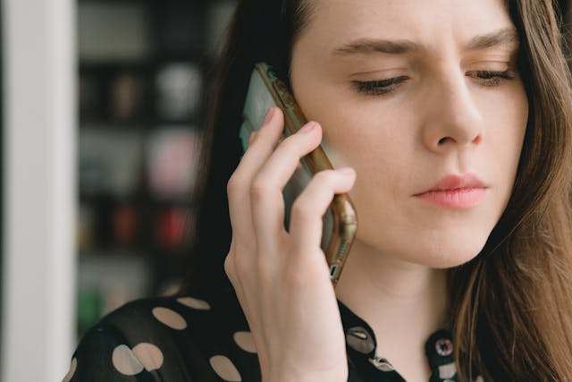 Estafas sofisticadas que clonan voces con intelixencia artificial