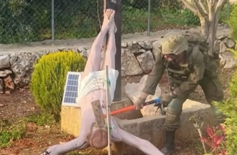 soldado destrue imaxe de sexús