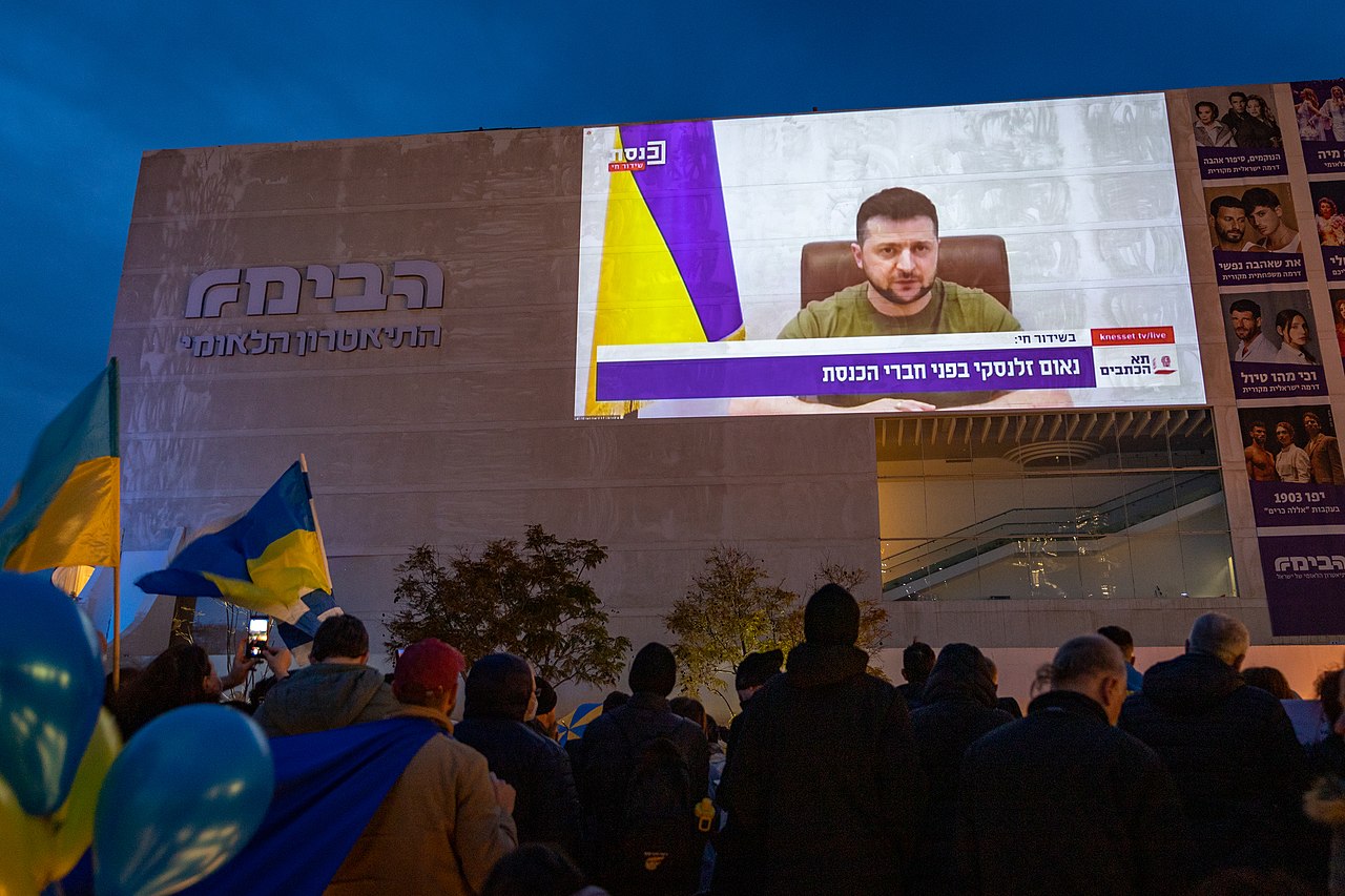 Zelenski, entre a épica da resistencia e as sombras da propaganda: unha análise necesaria A figura de Volodímir Zelenski, presidente de Ucraína desde 2019, converteuse nun dos símbolos políticos máis recoñecibles da última década. A invasión rusa de 2022 situouno no centro da escena internacional, onde foi presentado como líder resistente, comunicador eficaz e rostro da defensa europea fronte á agresión militar. Pero, ao mesmo tempo, a súa imaxe está rodeada de controversias, acusacións cruzadas e lecturas interesadas que dificultan unha análise serena. Este artigo tenta achegar unha visión equilibrada, contextualizando feitos verificables e deixando no aire preguntas que hoxe seguen sen resposta. O líder en guerra: comunicación, épica e límites Zelenski, antigo actor e produtor audiovisual, chegou ao poder cunha mensaxe anticorrupción e coa promesa de pacificar o Donbass. A guerra cambiouno todo. O presidente converteuse nun comunicador hiperactivo, capaz de mobilizar opinión pública e apoios internacionais a través de discursos, vídeos e aparicións constantes. A súa estratexia comunicativa foi eloxiada por moitos analistas, pero tamén criticada por outros, que consideran que o seu Goberno exerce un control crecente sobre medios e mensaxes. Declaracións recentes da súa antiga portavoz, Yulia Mendel, quen afirmou que Zelenski chegou a pedir “propaganda ao estilo de Goebbels”, alimentaron o debate sobre os límites éticos da comunicación en tempos de guerra. Estas afirmacións non están verificadas por fontes independentes, pero si abren unha cuestión relevante: ata que punto a comunicación de guerra pode derivar en propaganda? Trump, Ucraína e a xeopolítica do afastamento Outro elemento que complica a análise é o papel dos Estados Unidos. O presidente Donald Trump, que inicialmente apoiara o envío de armas a Ucraína, comezou nos últimos meses a marcar distancias coa estratexia de Kiev. As razóns deste afastamento son obxecto de debate: ¿Responde a unha visión pragmática de evitar unha guerra longa e custosa? ¿Ou está influído pola percepción —difundida por sectores próximos ao Kremlin— de que Ucraína estaría a aplicar políticas “radicais” ou “nacionalistas” que incomodan a Washington? Non existen probas sólidas que vinculen a política ucraína con ideoloxías nazis, malia que Rusia utiliza esa narrativa desde 2014 para xustificar a súa intervención. A comunidade internacional, incluída a ONU, non avala esas acusacións. Netanyahu, Israel e a tensión diplomática O afastamento entre Zelenski e o primeiro ministro israelí Benjamín Netanyahu tamén xerou especulacións. Israel mantén unha posición ambigua respecto á guerra: condena a invasión rusa, pero evita romper relacións con Moscova por motivos estratéxicos en Siria. Algunhas fontes suxiren que Netanyahu estaría incómodo coa presión de Zelenski para obter apoio militar directo. Outras interpretacións, máis especulativas, apuntan a que Israel non quere verse asociado a un conflito no que circulan acusacións —moitas delas infundadas— sobre presenza de grupos ultranacionalistas en Ucraína. A realidade é máis complexa: Israel actúa en función dos seus propios intereses rexionais, non por afinidade ideolóxica con Rusia nin por rexeitamento a Ucraína. As acusacións de Putin: propaganda ou advertencia? O presidente ruso Vladimir Putin xustificou a invasión alegando que Ucraína estaba gobernada por “nazis”. Esta afirmación é amplamente rexeitada por organismos internacionais e expertos independentes. Zelenski é xudeu, perdeu familiares no Holocausto e non existen probas de que o seu Goberno promova políticas nazis. Si existen, en cambio, grupos paramilitares ucraínos de ideoloxía ultradereitista —como o antigo Batallón Azov— integrados parcialmente nas forzas armadas desde 2014. Pero isto non converte o Estado ucraíno nun réxime nazi, do mesmo xeito que a presenza de grupos extremistas noutros países non define o conxunto das súas institucións. Conclusión aberta: preguntas que seguen no aire A figura de Zelenski é complexa, contraditoria e profundamente marcada pola guerra. É difícil separar o líder real do símbolo construído pola comunicación e pola necesidade de resistencia nacional. Quedan, así, preguntas sen resposta: Ata que punto a comunicación de guerra pode xustificar prácticas que rozan a propaganda? O afastamento de Trump responde a estratexia, a presión internacional ou a percepción distorsionada da política ucraína? Israel actúa por cálculo xeopolítico ou por desconfianza cara ao Goberno de Kiev? Como distinguir entre críticas lexítimas e narrativas interesadas difundidas por Rusia? Nun conflito onde a información é unha arma máis, comprender a figura de Zelenski require distancia crítica, datos contrastados e, sobre todo, preguntas que nos axuden a non aceptar versións simplificadas dunha realidade profundamente complexa.