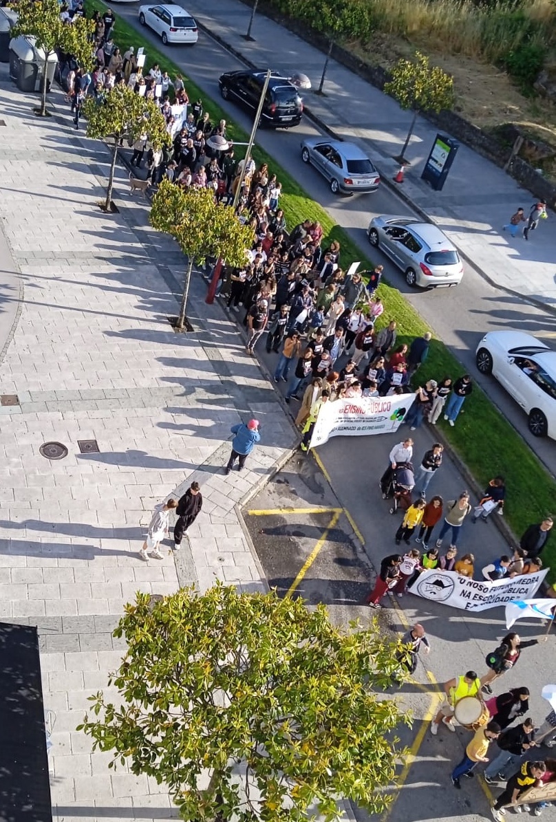 A manifestación a prol do ensino en O Porriño reúne arredor de 1.000 persoas