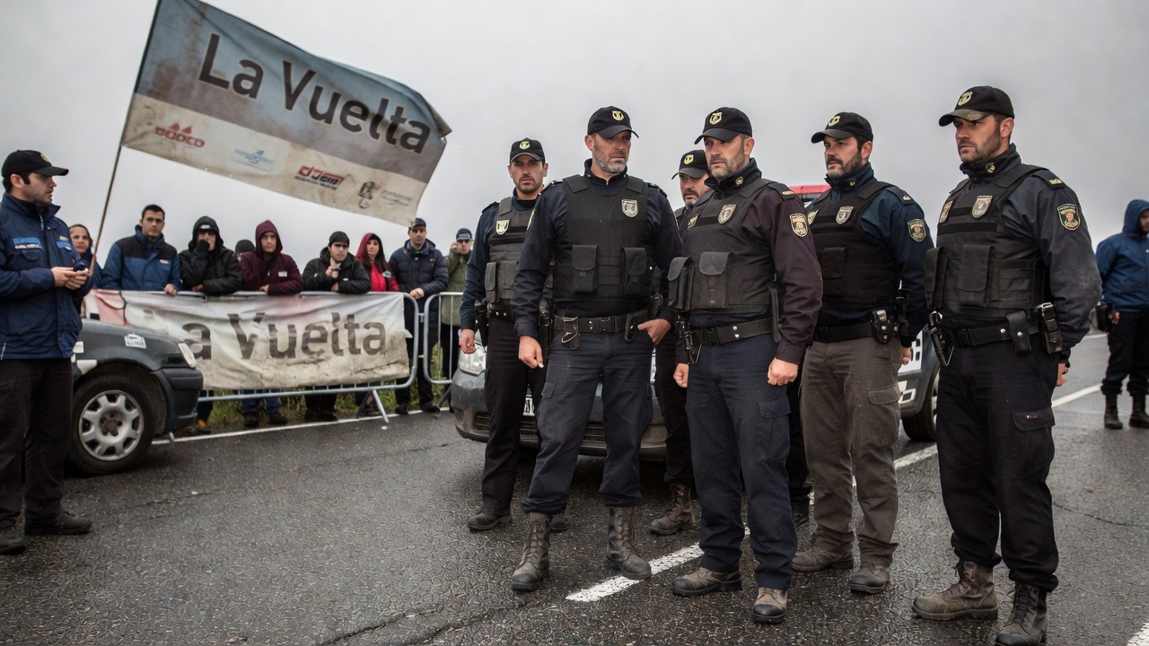 As oito activistas de Lugo detidas en O Corgo durante La Vuelta permanecen investigadas por desordes públicos e perigo viario
