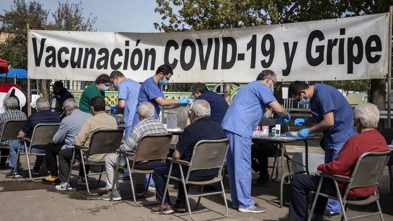 A campaña de vacinación fronte á gripe e a COVID en Ourense iniciarase o 28 de setembro co foco en maiores e escolares