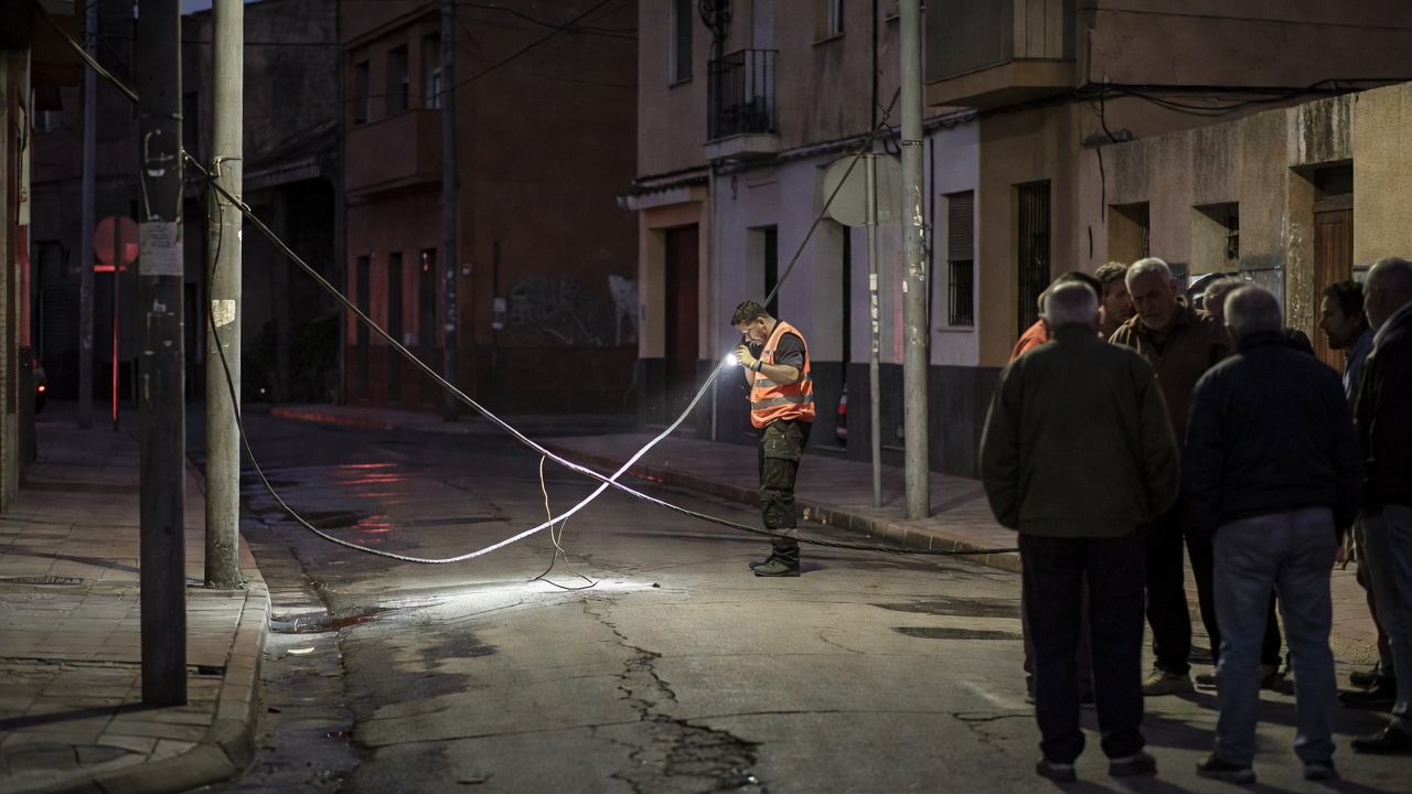 Apagón en varias parroquias de Ponte Caldelas tras caída dunha liña de media tensión culpabiliza a un operario local.