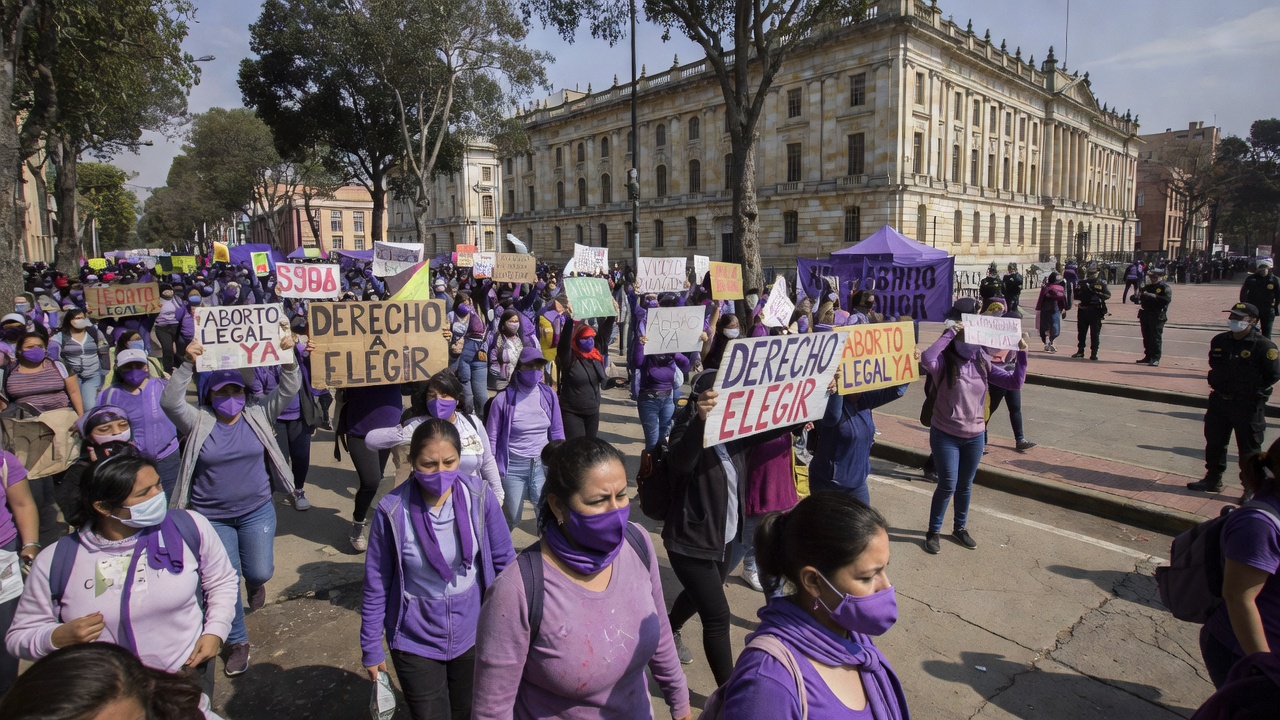 Cientos de mujeres marchan en Bogotá para defender el derecho al aborto hasta la semana 24