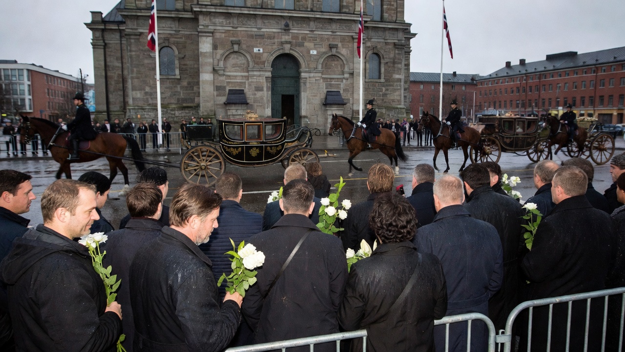 Miles de persoas despídense do rei Harald V de Noruega nun funeral presidido polos realeza