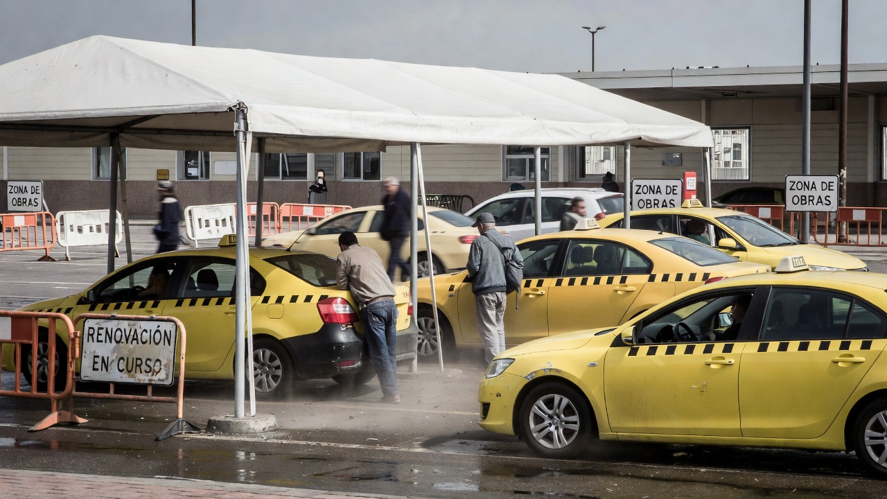 Ourense estrea unha marquesiña provisional na estación de tren para cubrir a zona de taxis durante as obras