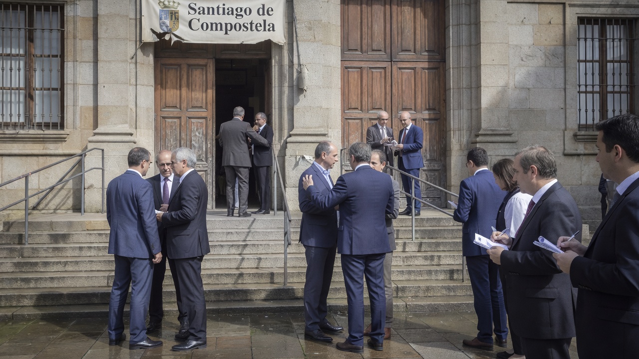 Podo continuar investigando ou afinar a busca por ámbitos concretos (política local