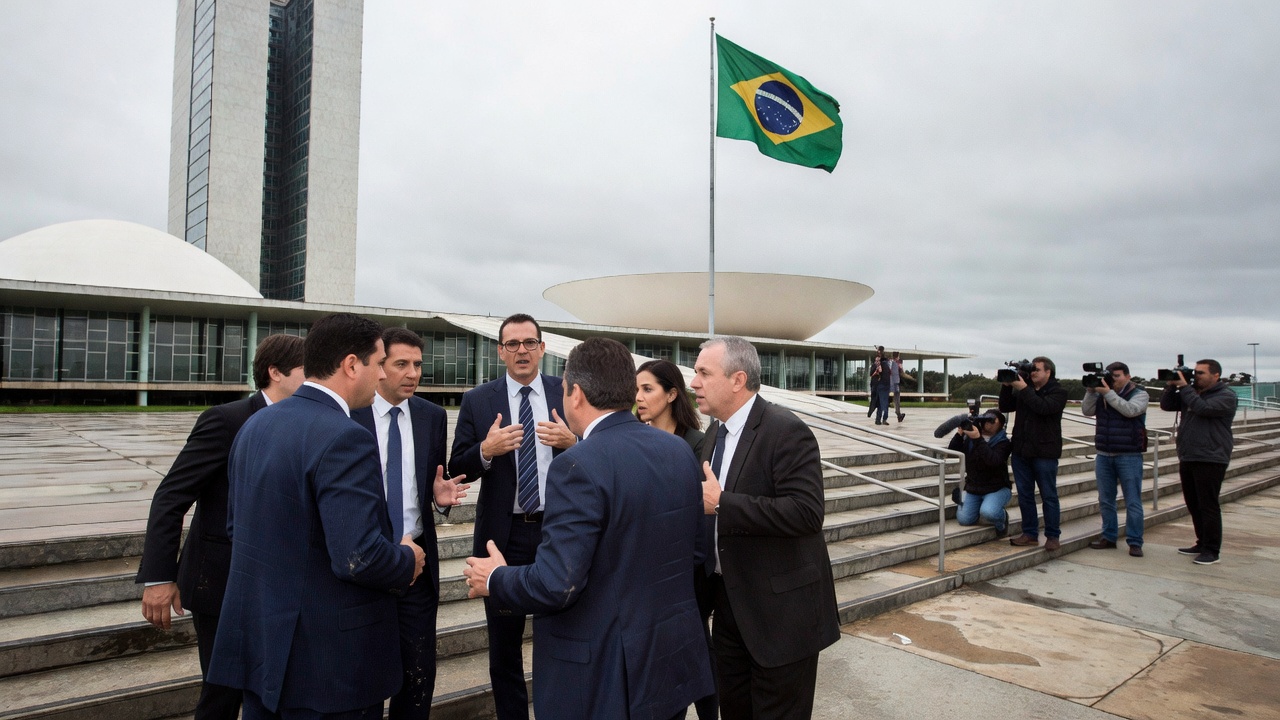 PT de Lula pide investigar financiación extranjera en campaña de Flávio Bolsonaro