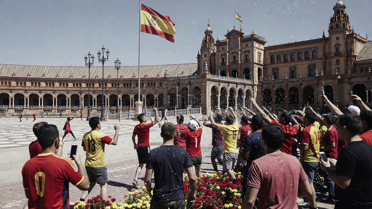 Sevilla vive una fiesta tras entrega del trofeo del Mundial por parte de Luis de la Fuente al público