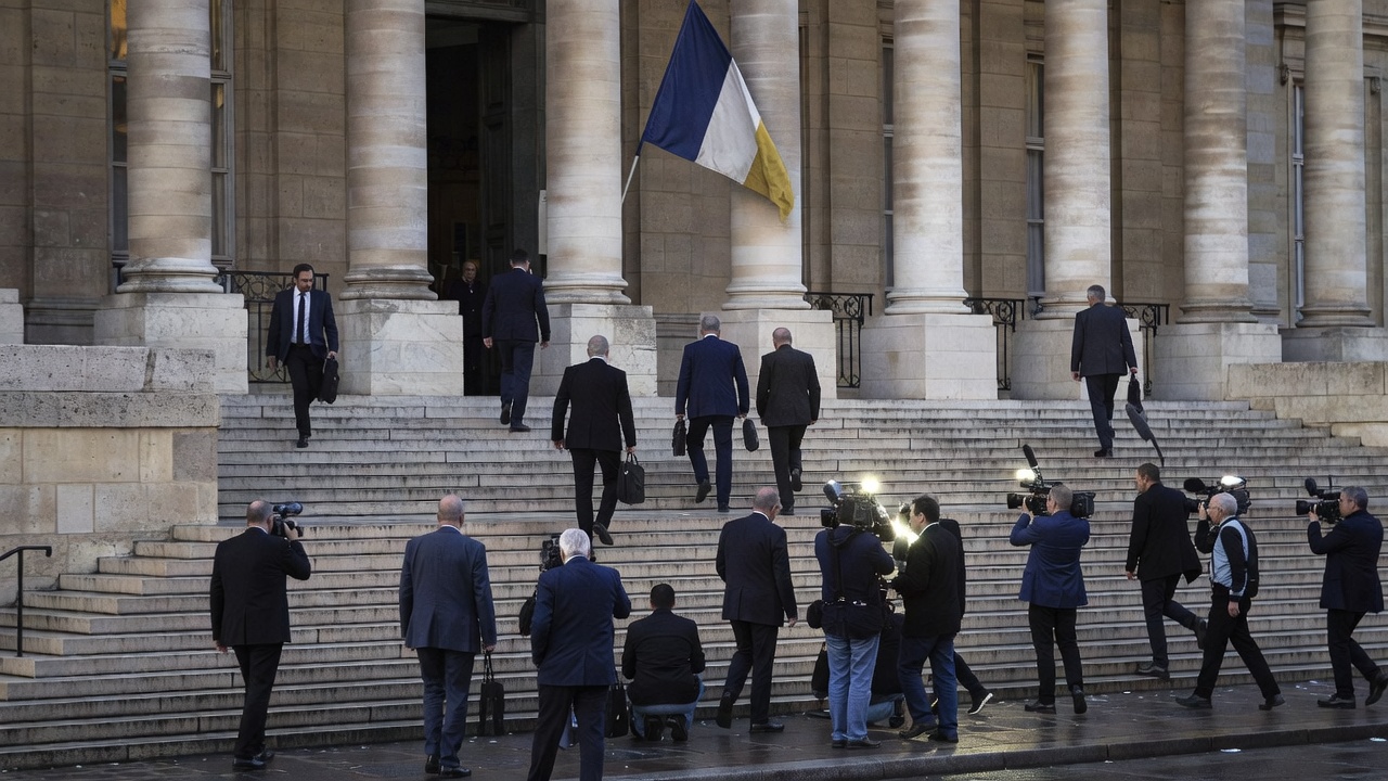 Francia aproba axuste fiscal de 54.000 millóns de euros cando a débeda chega ao 119 % do PIB